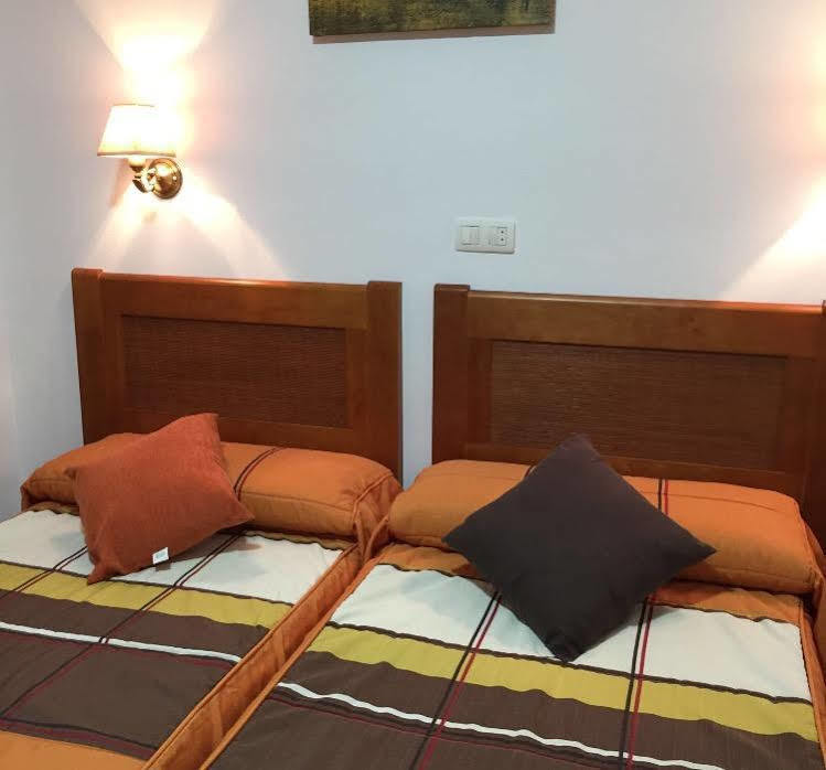 Hostal Argentina Caces Εξωτερικό φωτογραφία